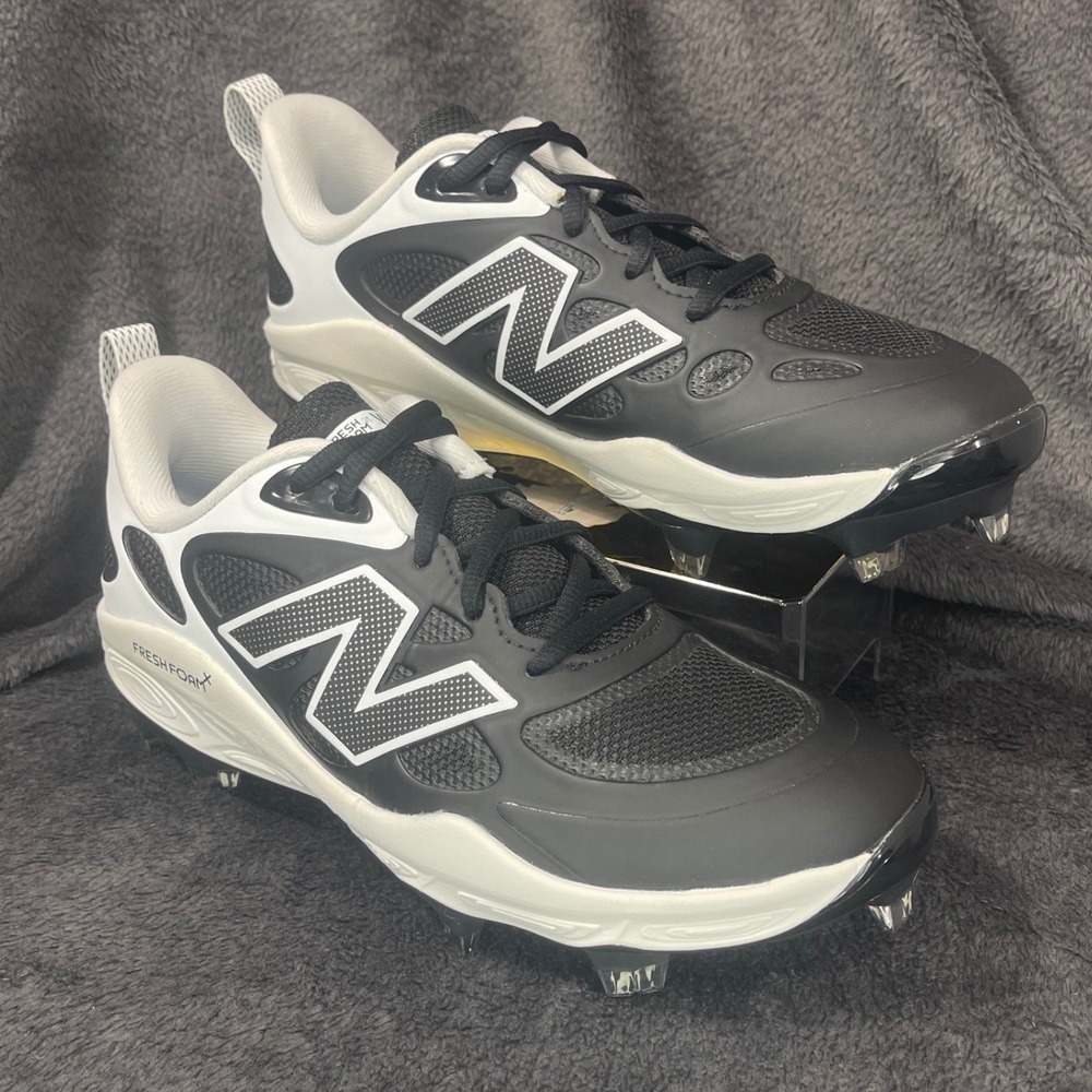 New Balance Fresh Foam Velo v4 Women 6 Black‎ White Softball Cleats SPVELOK4